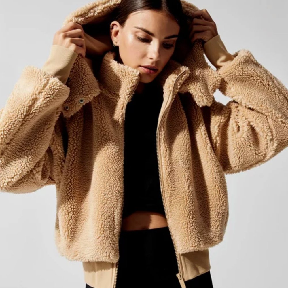 Alo Yoga Foxy Sherpa Jacket in Camel - size M